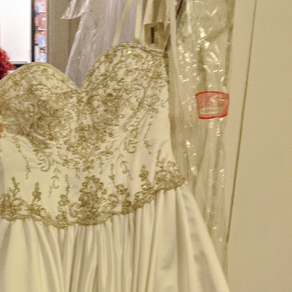 Wedding Dress with train,shoes,boquet - Picture 2 of 4